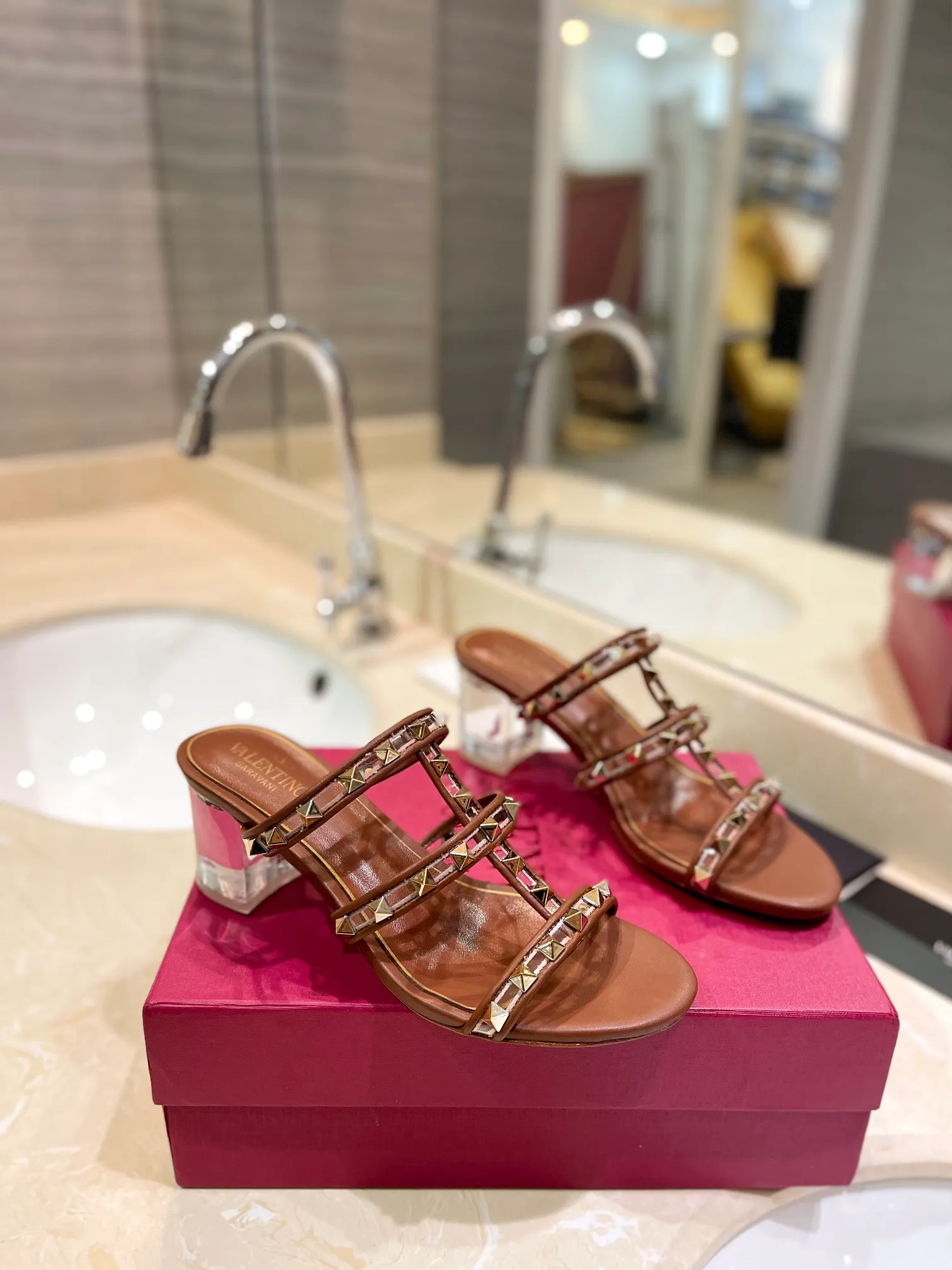 👟👟Ex-factory price 500👟👟 𝑉𝐴𝐿𝐸𝑁𝑇𝐼𝑁𝑂 Valentino ♡ͥ | ²º²⁴💫Purchasing agent level🔍Same color The classic king-shaped slippers with crystal heels are also so beautiful The particularly high-quality hardware brings out a full sense of high-end. After putting it on your feet, you will be stunned and look super slim! The new season lives up to expectations! Worth buying ★Imported cowhide is absolutely high-grade ❥Original method is absolutely sensual ❥Elegant style creates a different feeling🙈 Simple temperament style!  ♡ show bdetails ———————————— ⊿▸: Size｜35-40 (customized at 40.41.42) ⊿▸: Material｜Imported sheepskin + Pvc ⊿▸: Material | Padded sheepskin ⊿▸: Material | Italian🇮🇹 genuine leather outsole ⊿▸: Heel height｜6cm